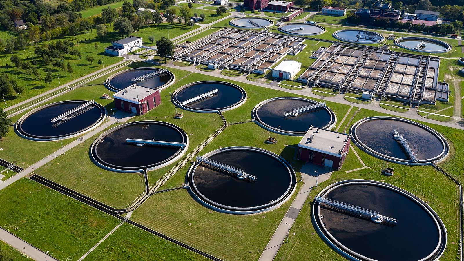 Fields with water cylinders representing Environmental-工程 program at Clarkson